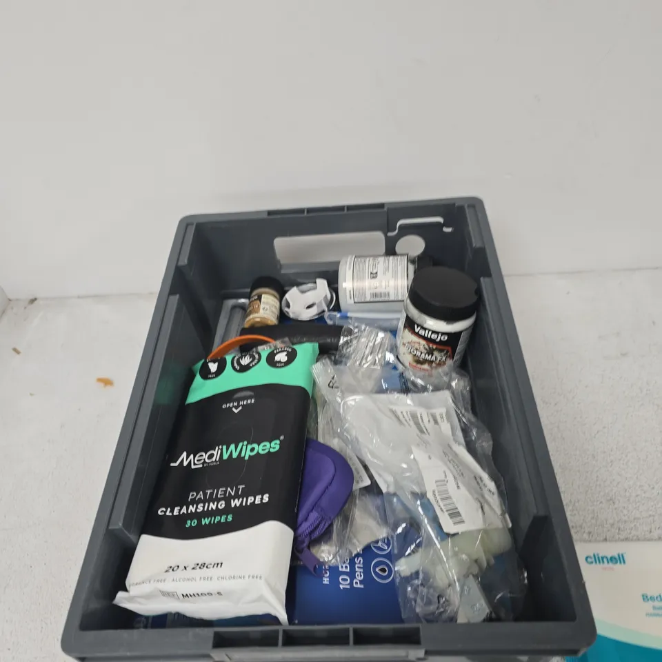 TOTE OF APPROXIMATELY 15 ASSORTED ITEMS TO INCLUDE: BED BATH GLOVES