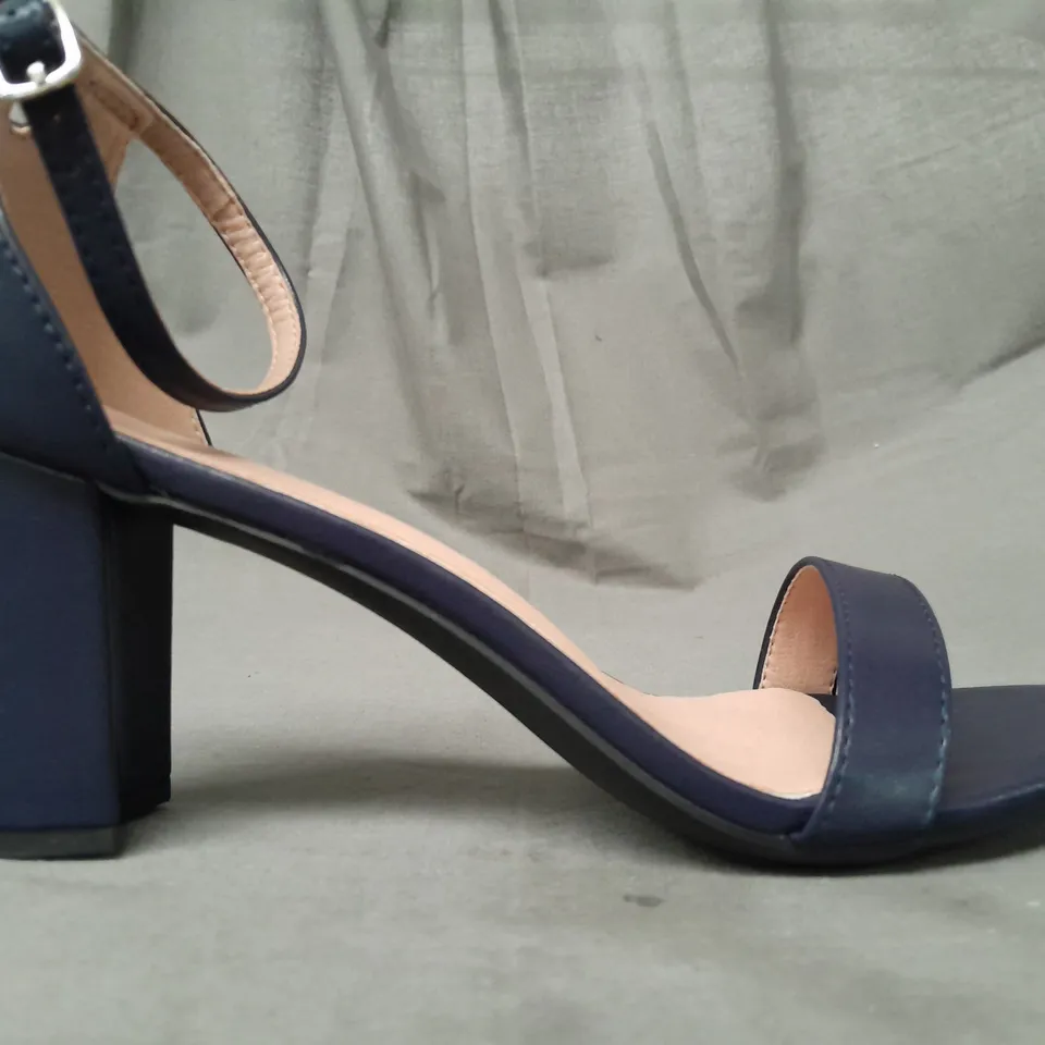 BOXED PAIR OF DESIGNER OPEN TOE BLOCK HEEL SANDALS IN NAVY EU SIZE 41