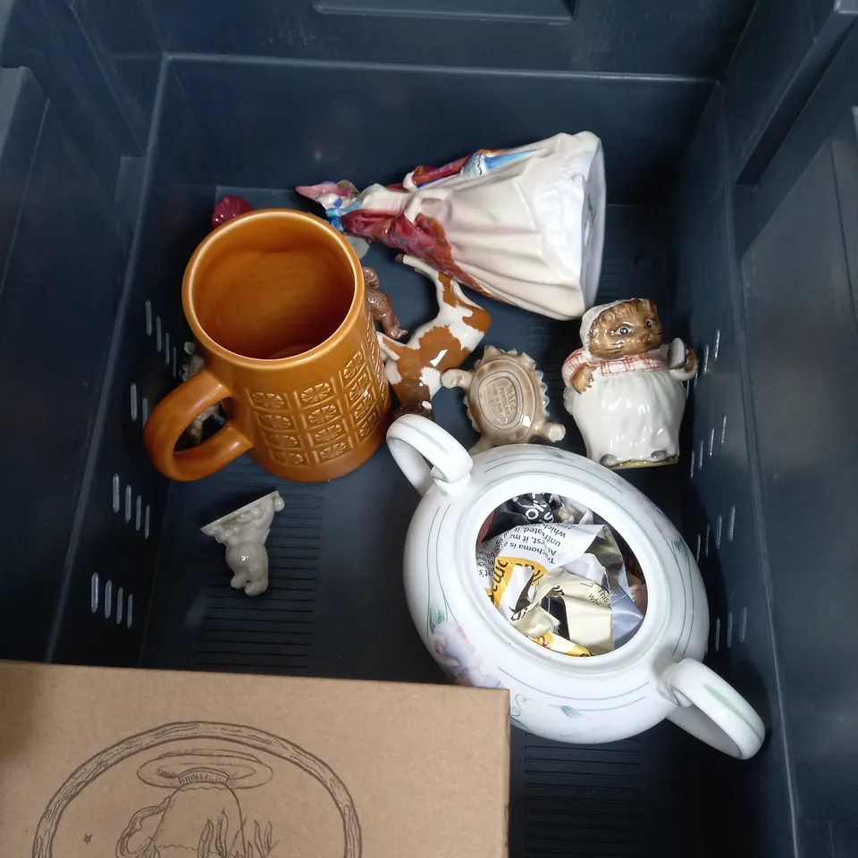 APPROXIMATELY 10 ASSORTED HOUSEHOLD ITEMS TOO INCLUDE , MR AND MRS CUPS AND WITCH CASKET MUGS , ETC 