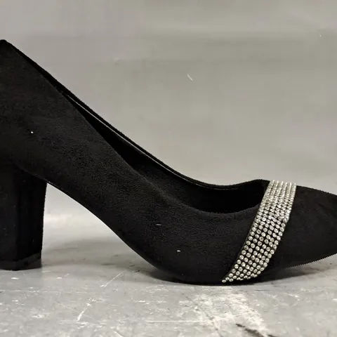 BOXED PAIR OF UNBRANDED POINTED TOE BLOCK HEEL SHOES IN BLACK W. DIAMANTE EFFECT EU SIZE 38