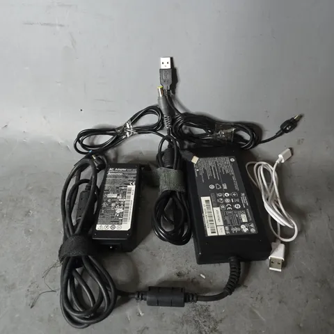 BOX OF APPROXIMATELY 15 ASSORTED ITEMS TO INCLUDE - USB TO USB-C CABLE , HP AC ADAPTER , LENOVO AC ADAPTER ETC