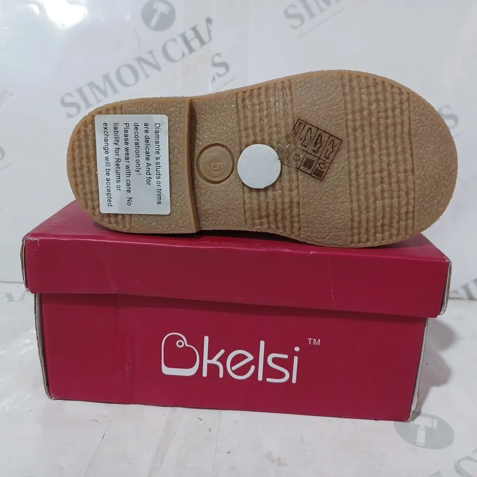 BOXED PAIR OF KELSI FAUX FUR LINED DIAMANTE CHILDRENS WELLINGTON BOOTS IN PINK SIZE 5