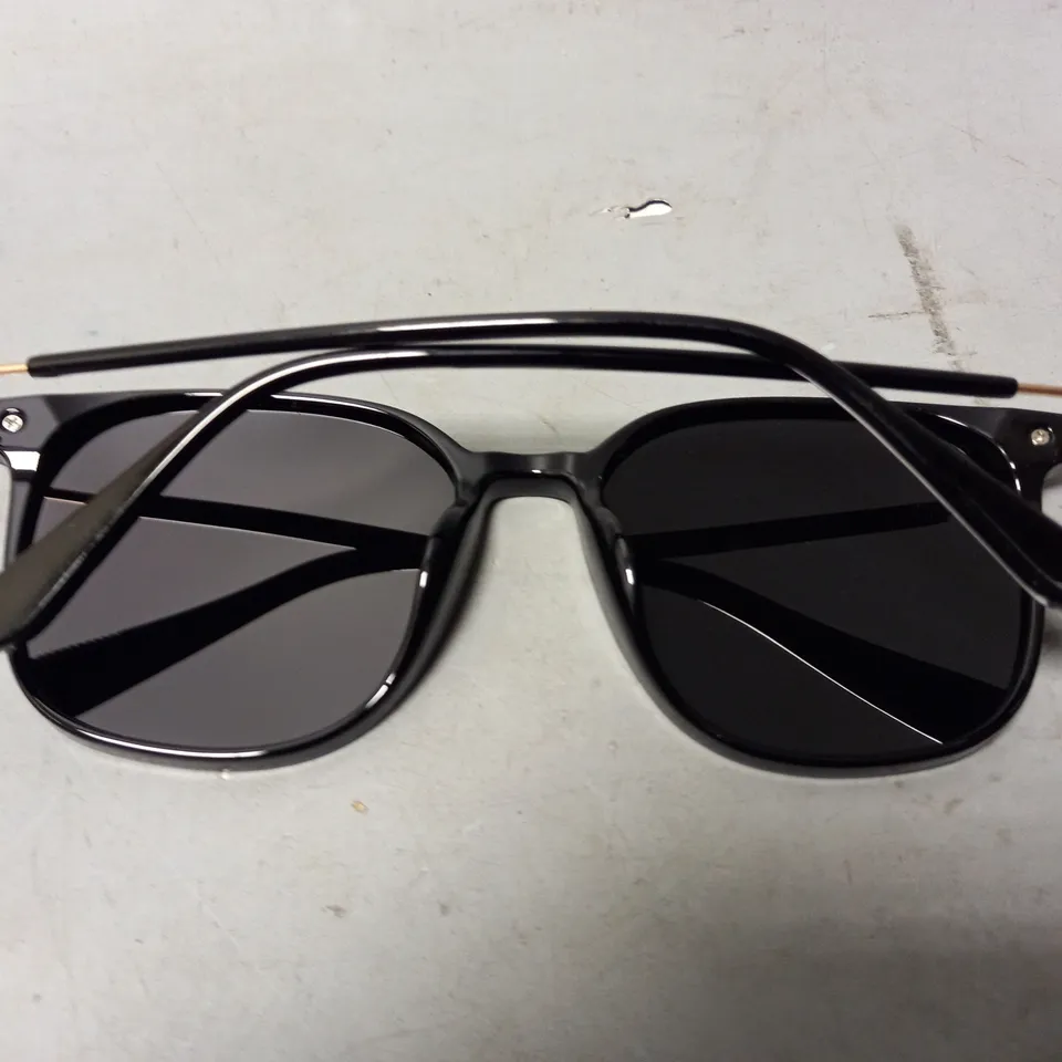 BOXED TOM FORD SUNGLASSES (YC2203)