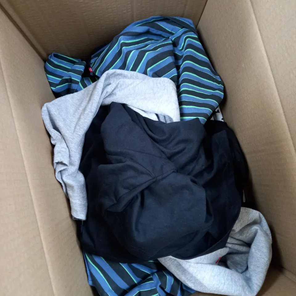 BOX OF APPROXIMATELY 10 CLOTHING ITEMS TO INCLUDE T-SHIRTS, JUMPERS, PANTS ETC