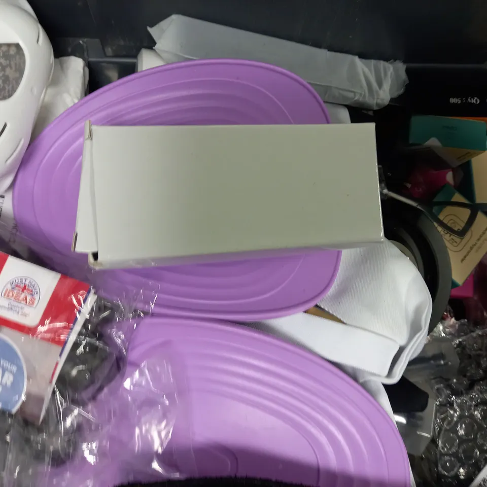 APPROXIMATELY 15 ASSORTED HOUSEHOLD ITEMS TO INCLUDE FINGERTIP OXIMETER, LED VIDEO LIGHT, ELECTRONIC HYGROMETER, ETC
