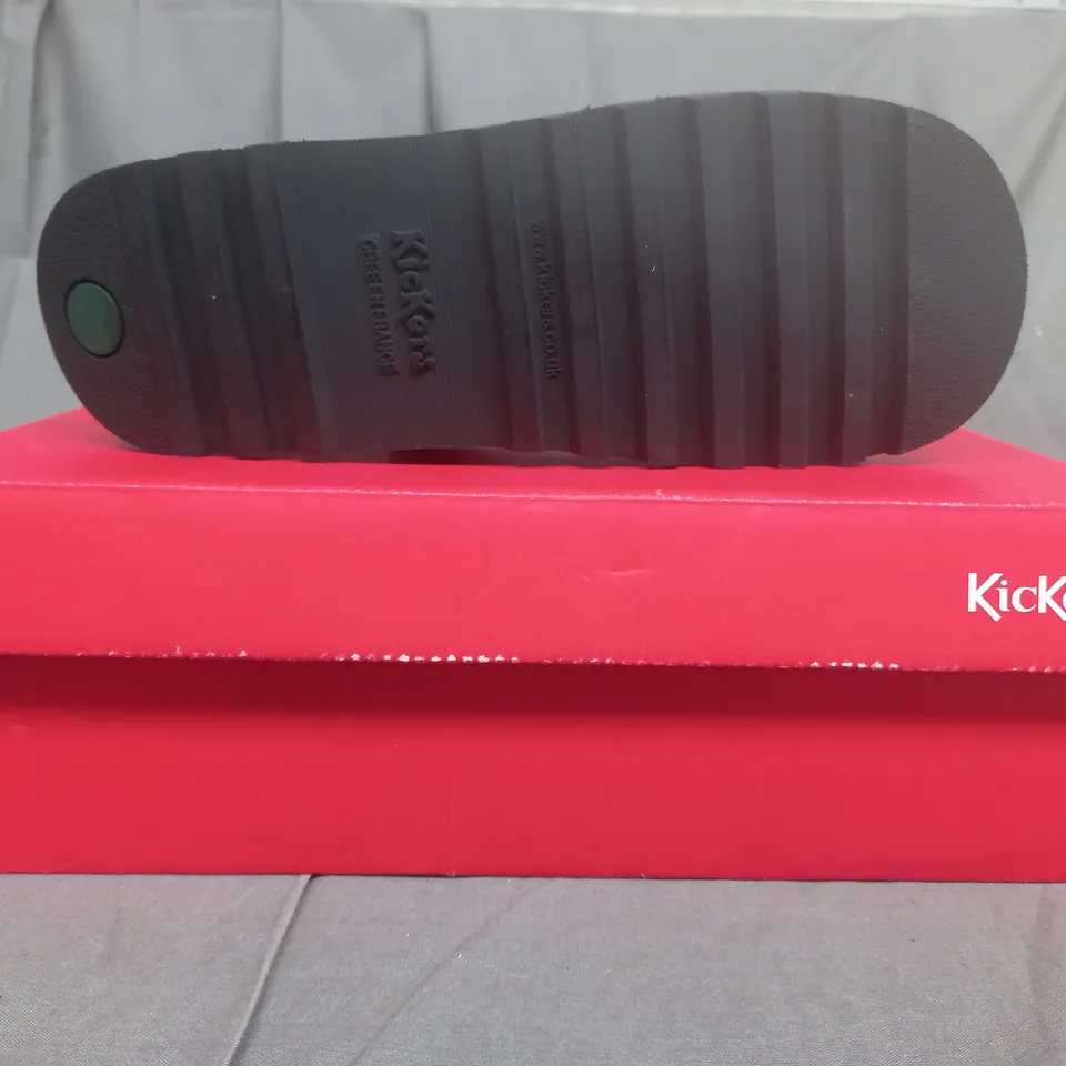 BOXED PAIR OF KICKERS KIDS SCHOOL SHOES IN BLACK EU SIZE 39 