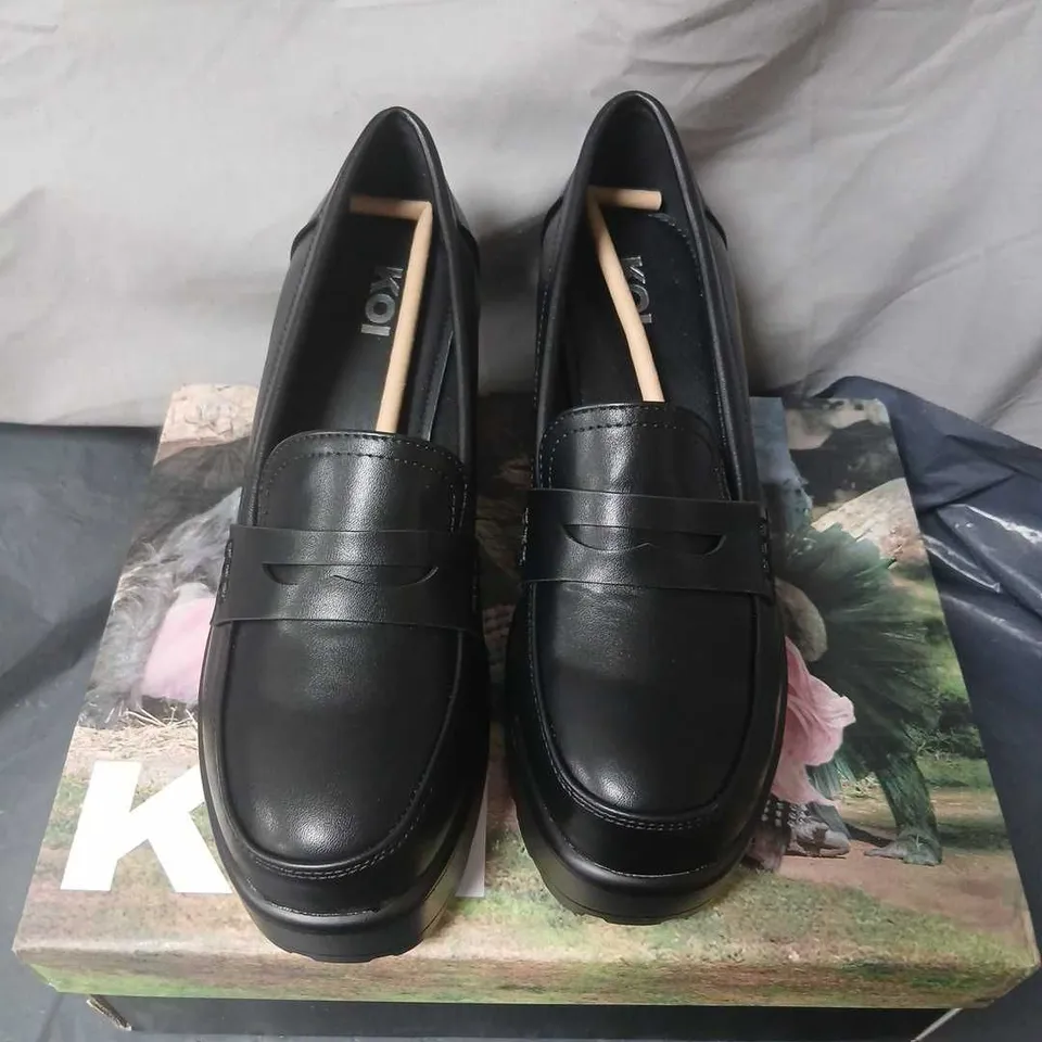 BOXED PAIR OF KOI VIGO CLASSIC CHUNKY SHOES - UK 6