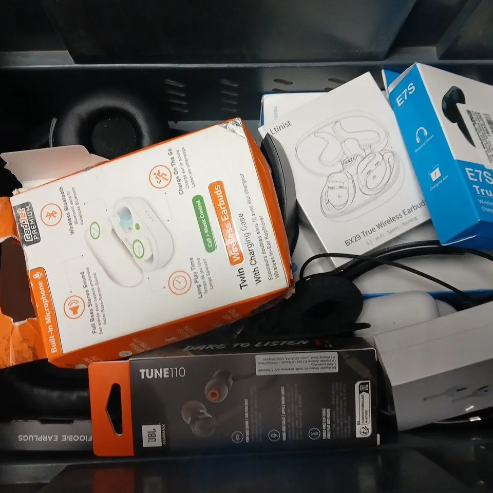 APPROXIMATELY 12 ASSORTED EARPHONES & HEADPHONES TO INCLUDE HYUNDAI EARBUDS, LTINIST BX29 EARBUDS, JBL TUNE110 EARPHONES, ETC