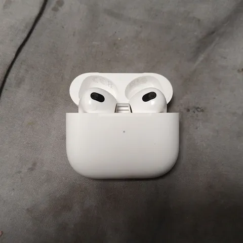 APPLE AIR PODS 3