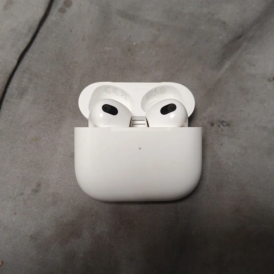 APPLE AIR PODS 3