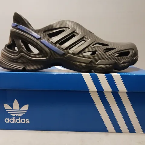 BOXED PAIR OF ADIDAS ADIFOM SUPERNOVA SHOES IN DARK GREY UK SIZE 10