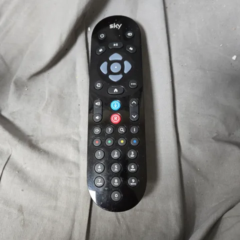 APPROXIMATELY 10 ASSORTED ELECTRICAL ITEMS INCLUDING SKY HUB , SKY REMOTE AND LOGI MOUSE 