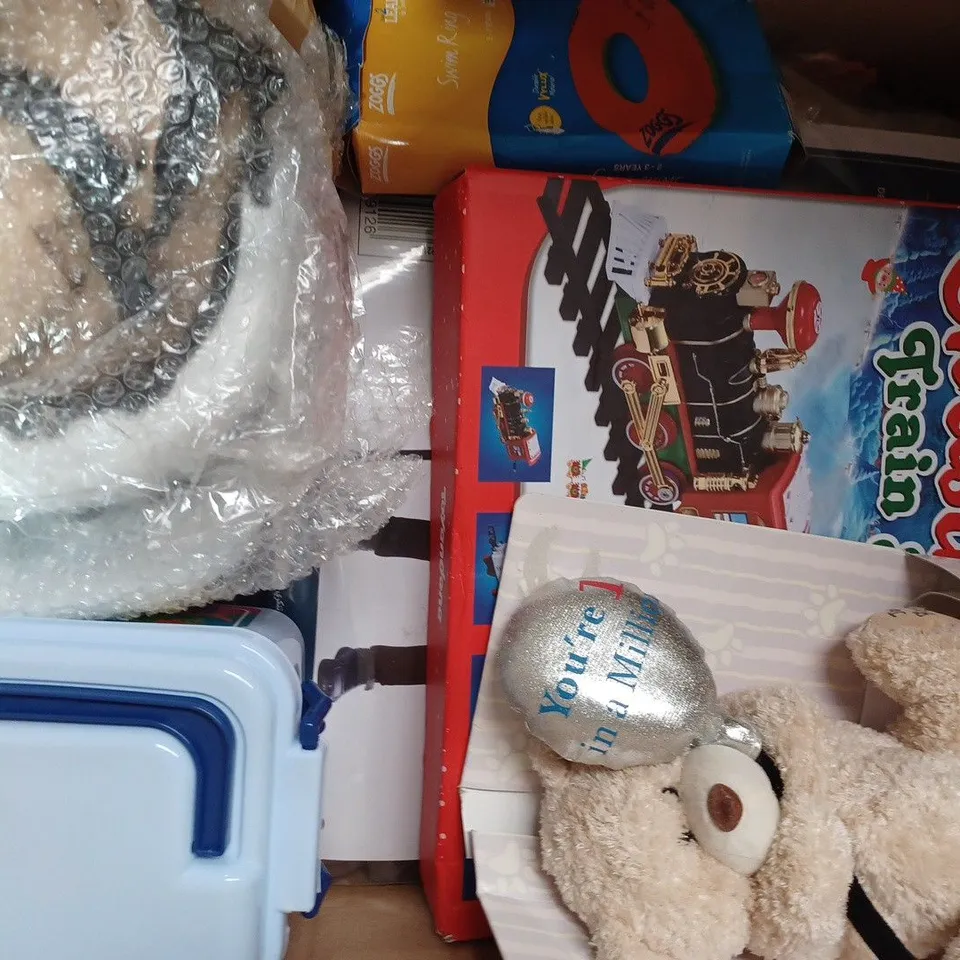 BOX OF APPROXIMATELY 20 ASSORTED TOYS AND GAMES TO INCLUDE JUNGLE ANIMAL MUSIC BOX, PAW PATROL MARSHALL KIDS COSTUME, CAPTAIN JACK PIRATE SWORD, ETC