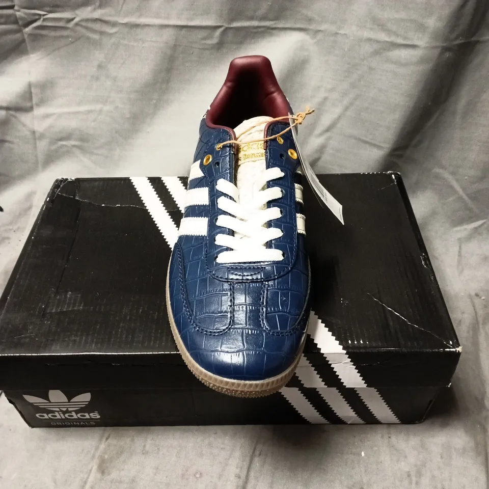 ADIDAS ORIGINALS TRAINERS – BLUE CROCODILE-EMBOSSED LEATHER, WHITE THREE-STRIPE BRANDING SIZE 8.5 BOXED