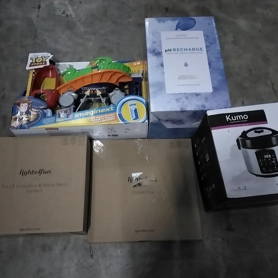 PALLET CONTAINING ASSORTED PRODUCTS INCLUDING RICE COOKER, COPPER STAR, PRE LIT EUCALYPTUS AND WHITE BERRY GARLAND, TOY STORY PIZZA PLANET PLAYSET & ALKALINE WATER COUNTERTOP UNIT