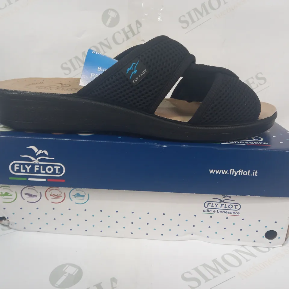 BOXED PAIR OF FLY FLOT LOW WEDGE HEEL OPEN TOE SANDALS IN BLACK EU SIZE 40