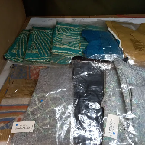 APPROX. 10 ASSORTED CLOTHING ITEMS IN VARIOUS COLOURS AND SIZES
