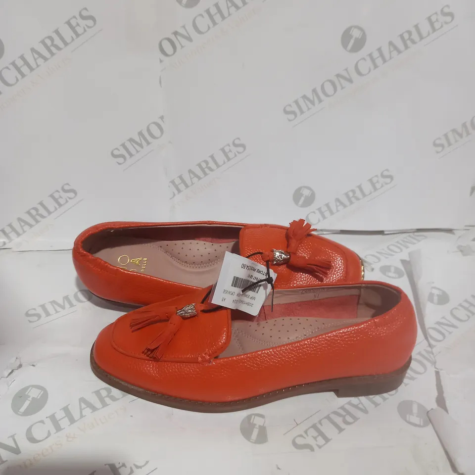 MODA IN PELLE EMMAROSE LOAFER SIZE 4 