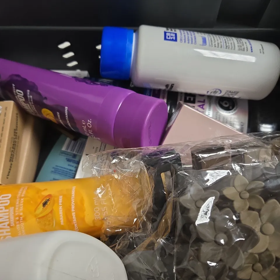 APPROX 12 ASSORTED BEAUTY PRODUCTS TO INCLUDE FABULOSA HAND WASH, CORSODYL MOUTHWASH, NIZORAL SHAMPOO, ETC