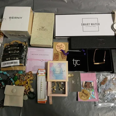 LOT OF ASSORTED JEWELLERY AND WATCH ITEMS TO INCLUDE NECKLACES, EARRINGS AND BRACELETS