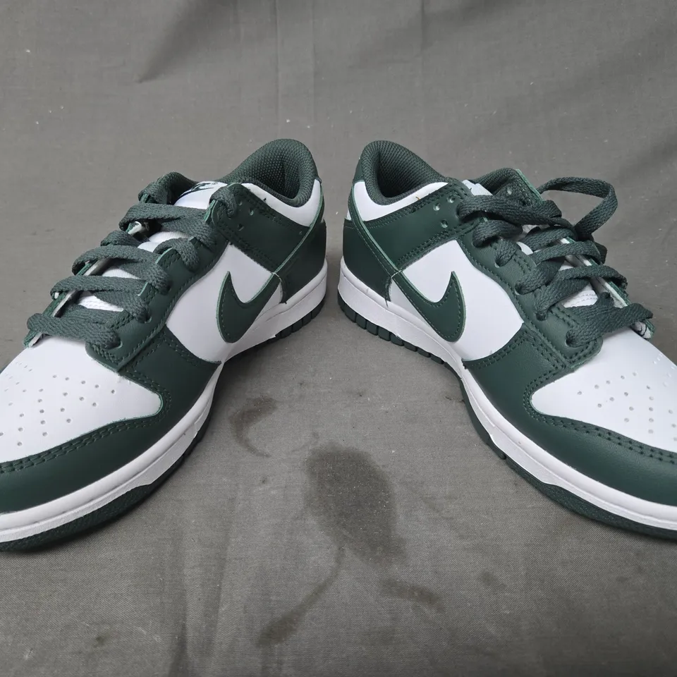 BOXED PAIR OF NIKE DUNK LOW SHOES IN GREEN/WHITE UK SIZE 5.5