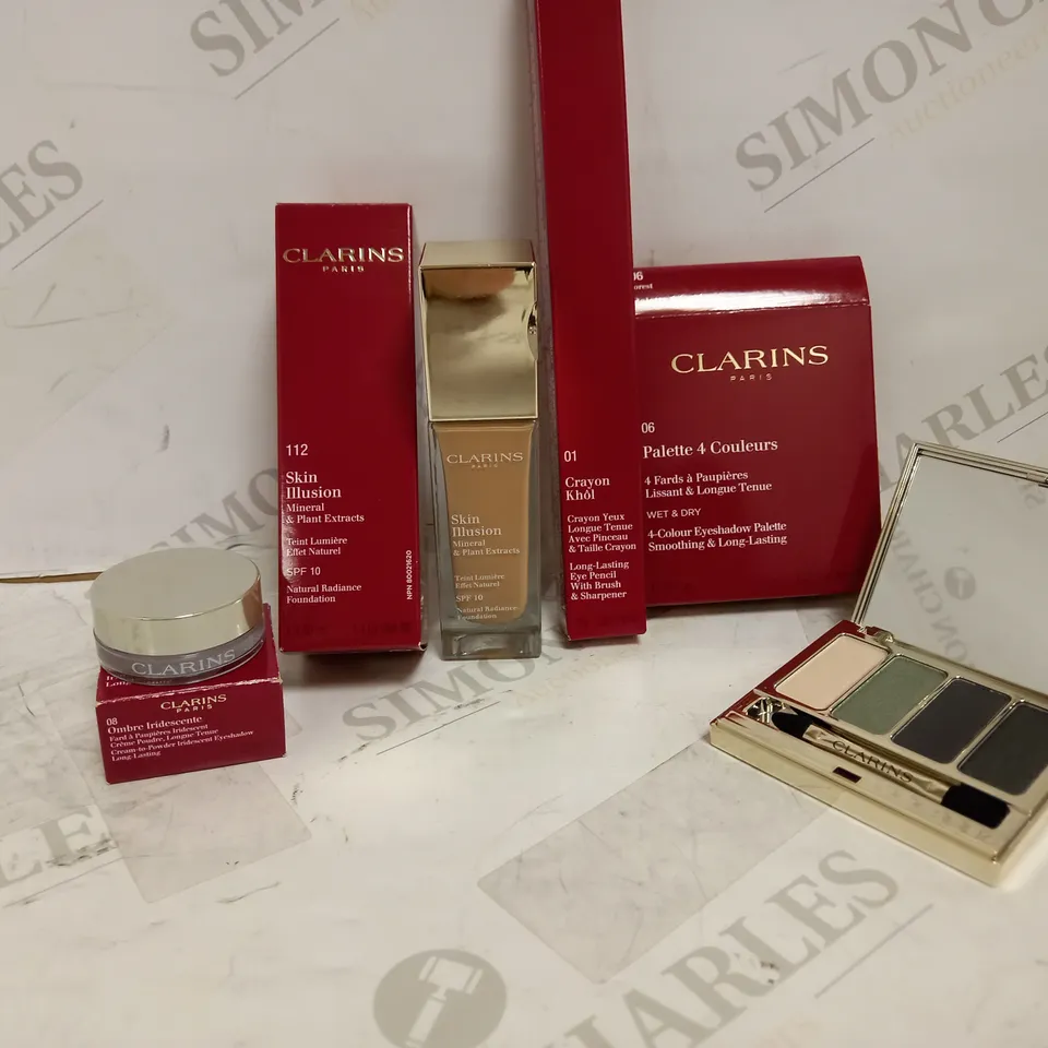 LOT OF 4 ASSORTED CLARINS PRODUCTS TO INCLUDE WET&DRY EYESHADOW PALETTE - 06 FOREST, SKIN ILLUSION NATURAL RADIANCE FOUNDATION - 112 AMBER, LONG LASTING EYE PENCIL - 01 CARTOON BLACK, ETC