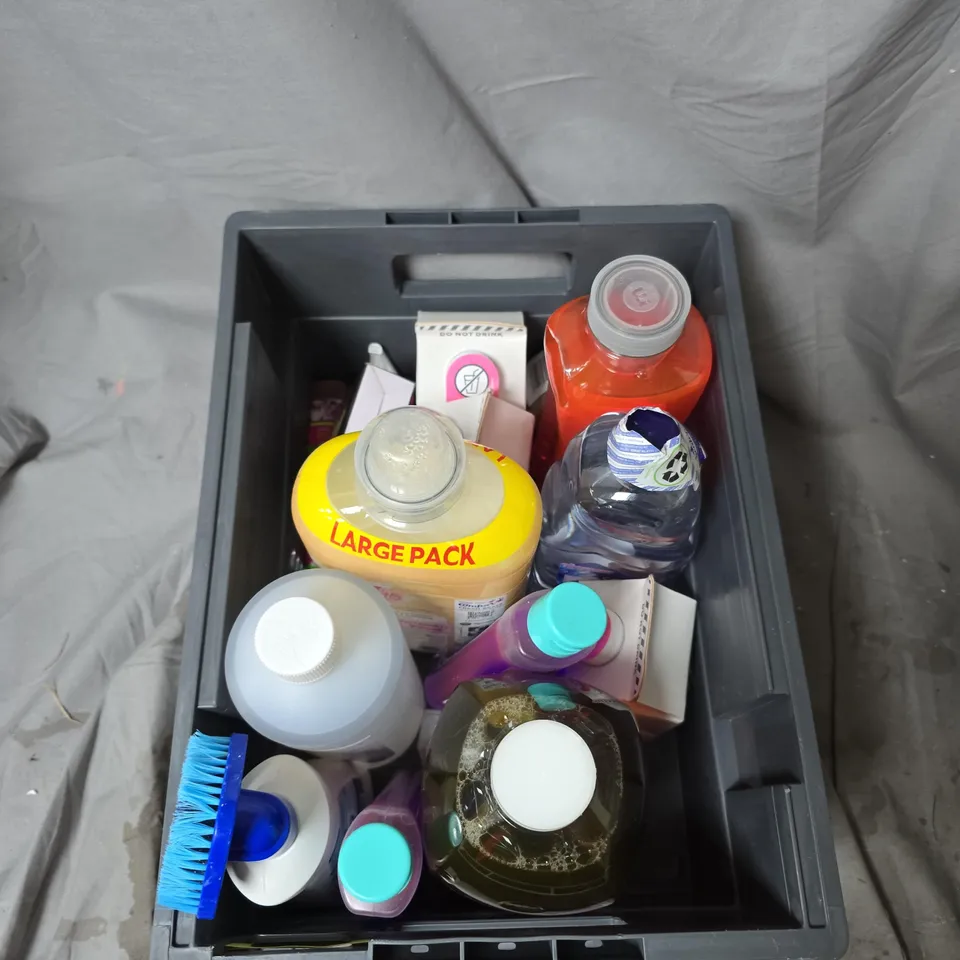 APPROXIMATELY 10 ASSORTED HOUSEHOLD CLEANING PRODUCTS 