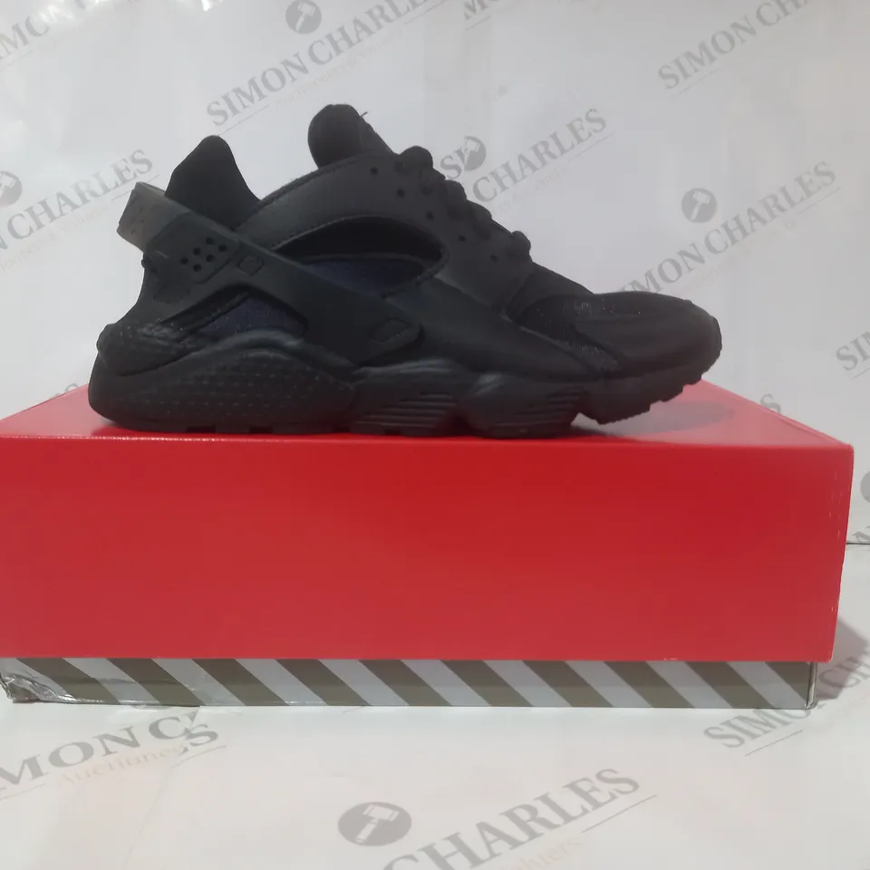 BOXED PAIR OF NIKE AIR HUARACHE SHOES IN BLACK UK SIZE 8.5
