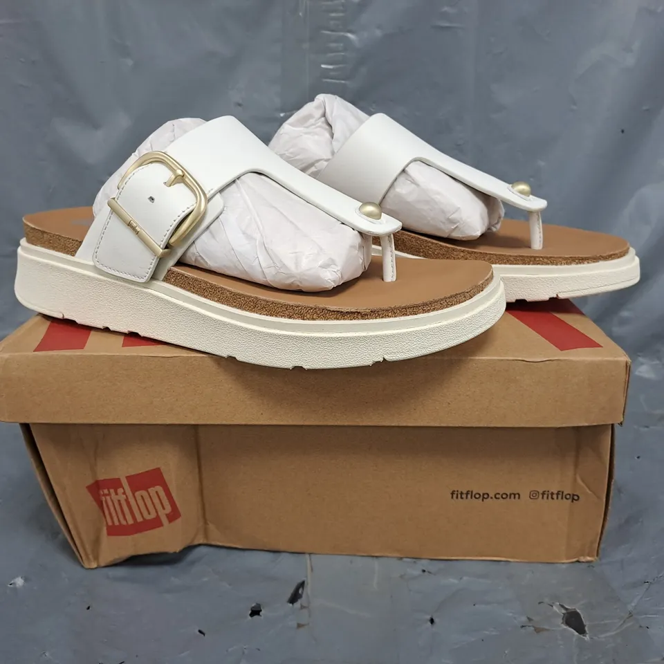BOXED PAIR OF FITFLOP ROE-POST BUCKLE SANDALS IN WHITE SIZE UK 7