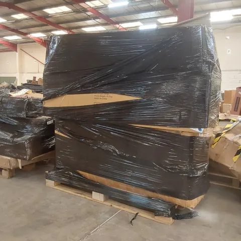 PALLET CONTAINING A LARGE ASSORTMENT OF GARDEN FURNITURE PARTS