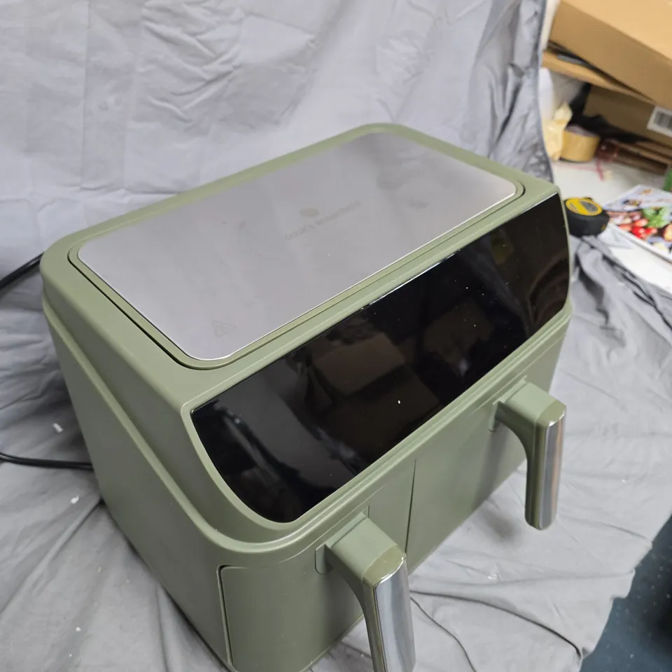 OLIVE GREEN RETRO COUNTERTOP APPLIANCE WITH DUAL FRONT HANDLES – MODEL SFP701UKQ COOK'S ESSENTIALS MULTIFUNCTIONAL AIRFRYER OVEN