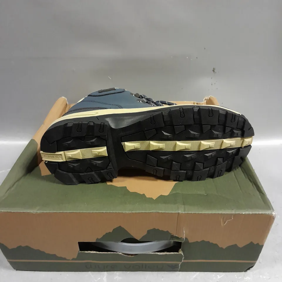 BOXED PAIR OF WYRE VALLEY BROOKIE WALKING BOOTS - 5
