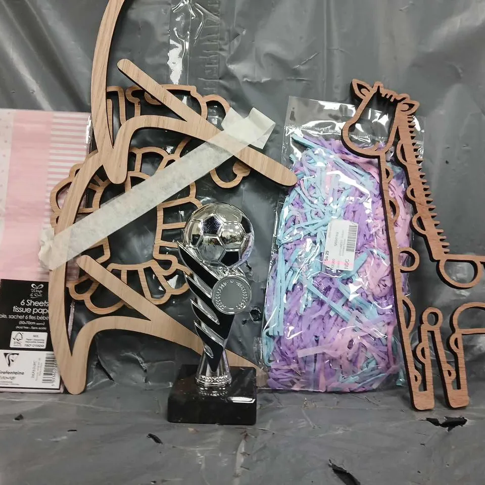 APPROXIMATELY 10 ASSORTED HOUSEHOLD ITEMS TO INCLUDE FOOTBALL TROPHY, PARTY SHREDDED TISSUE, ETC