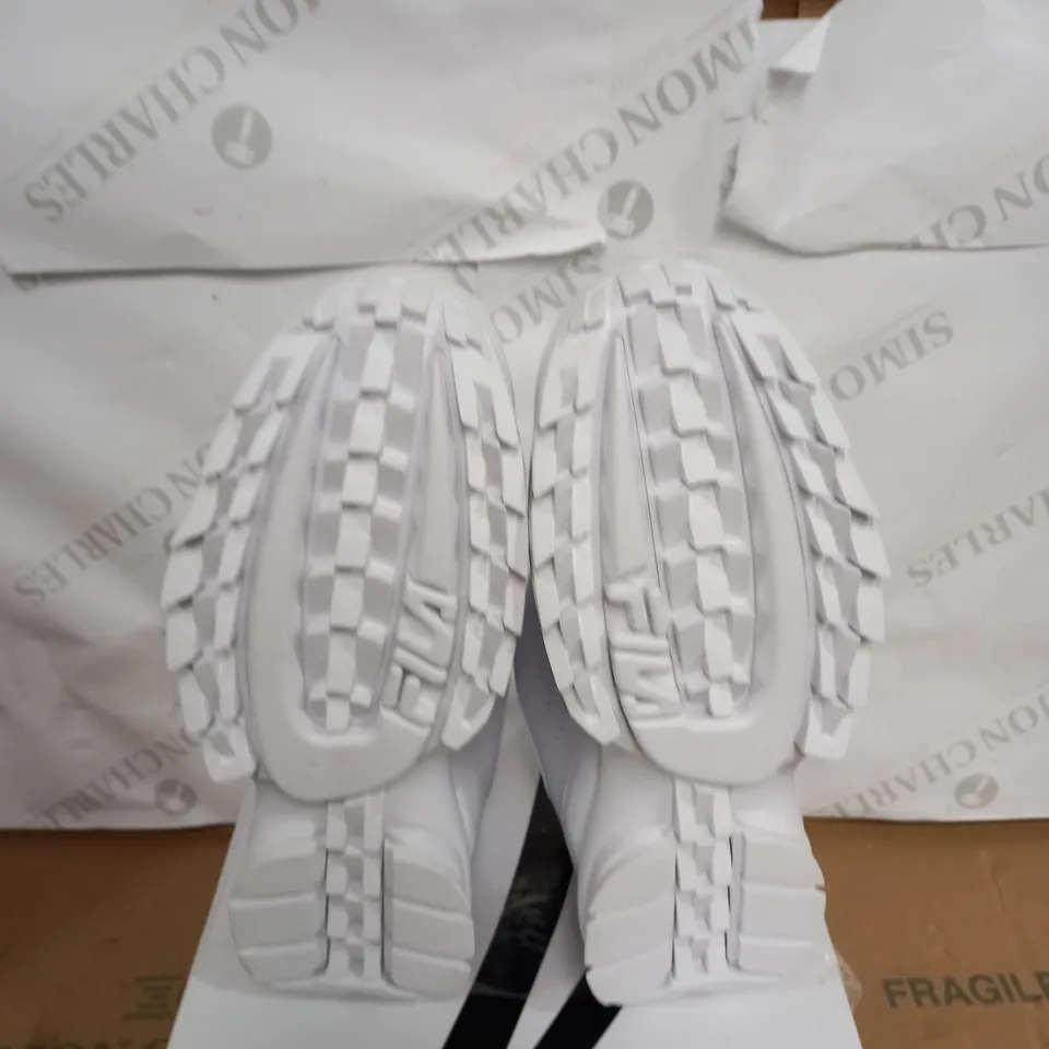 WOMENS FILA DISRUPTOR WHITE TRAINERS SIZE 6