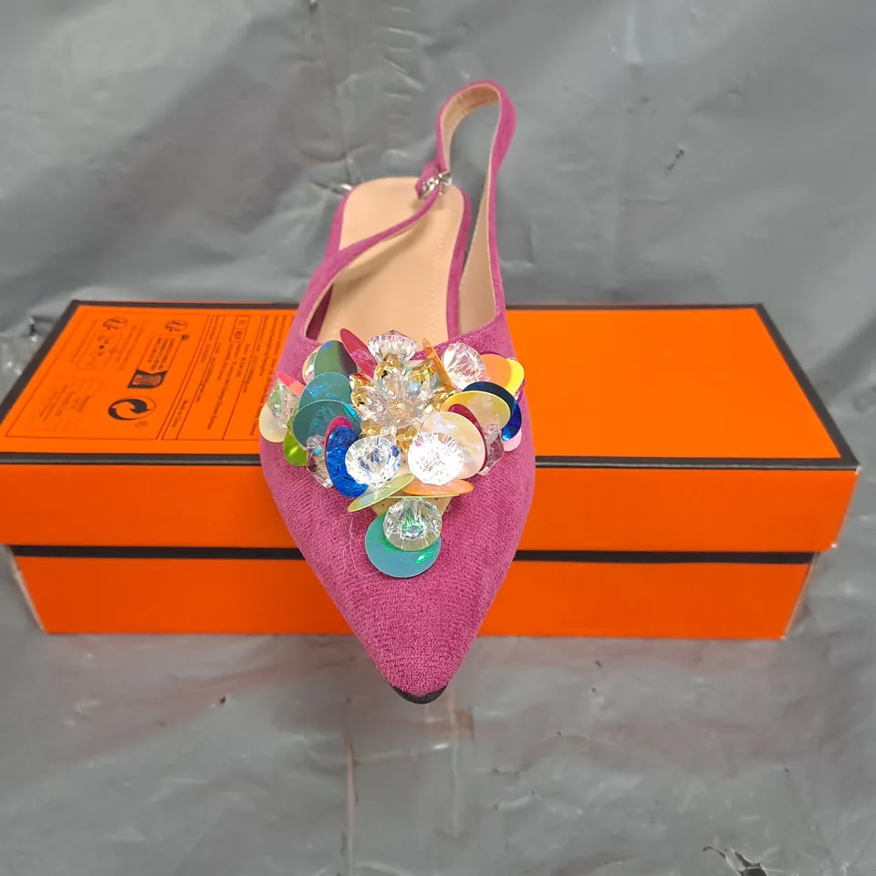 BOXED PAIR OF UNBRANDED POINTED TOE LOW HEEL SLINGBACK SHOES IN FUCHSIA W. SEQUIN/JEWEL EFFECT DETAIL SIZE EU 44