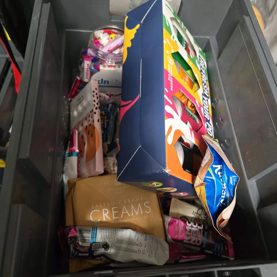 BOX OF APPROXIMATELY 10 ASSORTED FOOD ITEMS INCLUDING GREEN & BLACKS CHOCOLATE BAR , INSTANT RED BORSCH AND TOBLERONE BAR 340G