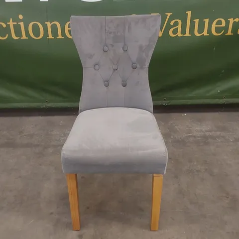 DESIGNER GREY VELVET BUTTON BACK DINING CHAIR WITH OAK LEGS 