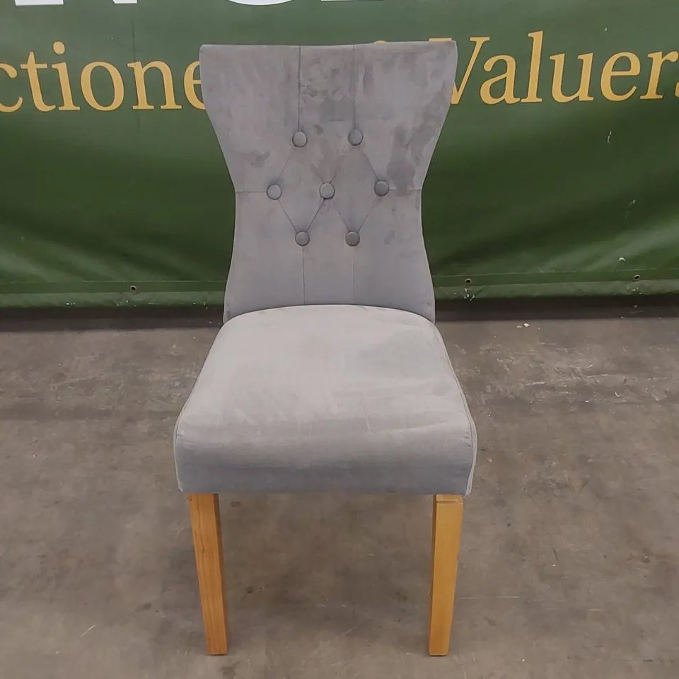 DESIGNER GREY VELVET BUTTON BACK DINING CHAIR WITH OAK LEGS 