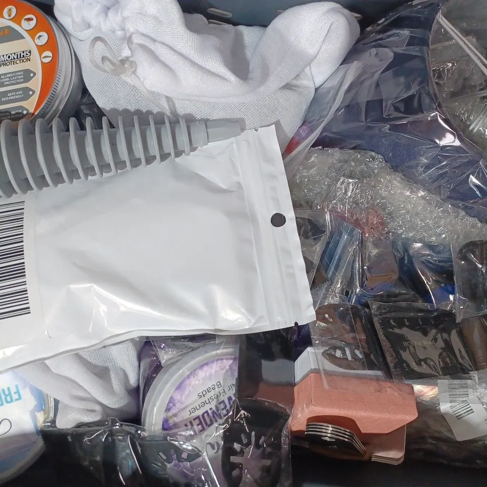 APPROXIMATELY 15 ASSORTED HOUSEHOLD ITEMS TO INCLUDE GARDEN SPRAY GUN, ICE CUBE TRAY, PARTY PLUG EARPLUGS, ETC