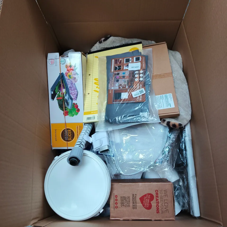 BOX OF APPROXIMATELY 20 ASSORTED ITEMS TO INCLUDE VEGGIE SLICER, A4 PAD, DIY HANGING BASKET SET, WINDOW COVER ETC