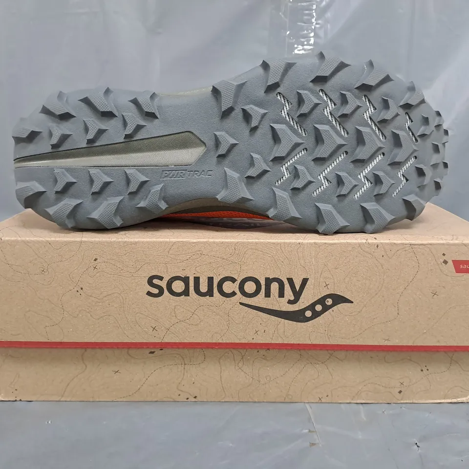 BOXED PAIR OF SAUCONY PEREGRINE 14 SHOES IN GREY/ORANGE SIZE UK 8.5