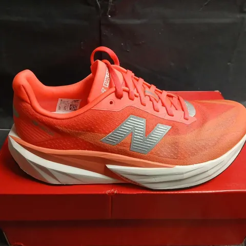BOXED PAIR OF NEW BALANCE FUELCELL REBEL RUNNING SHOES – UK SIZE 9