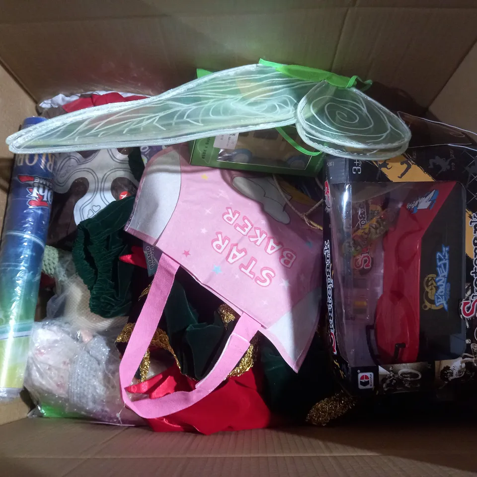 BOX OF APPROX 20 ASSORTED TOYS TO INCLUDE - WWE INFLATABLE BELT - SKILLMATICS GUESS IN 10 - PLATE DESIGN ECT