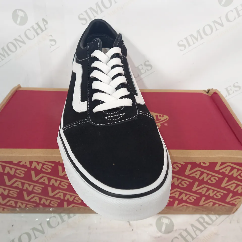 BOXED PAIR OF VANS WARD SUEDE CANVAS SHOES IN BLACK/WHITE UK SIZE 8.5