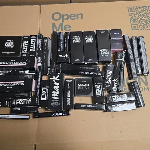 LOT OF APPROXIMATELY 30 ASSORTED AVON POWER STAY BEAUTY ITEMS TO INCLUDE LIPSTICK, FOUNDATION OR CC CREAM