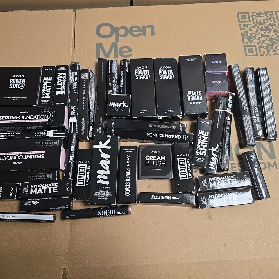 LOT OF APPROXIMATELY 30 ASSORTED AVON POWER STAY BEAUTY ITEMS TO INCLUDE LIPSTICK, FOUNDATION OR CC CREAM