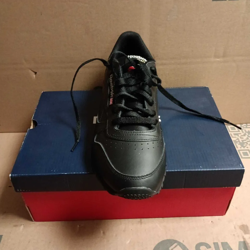 BOXED PAIR OF REEBOK CLASSIC LEATHER UNISEX TRAINERS - BLACK, UK 8.5