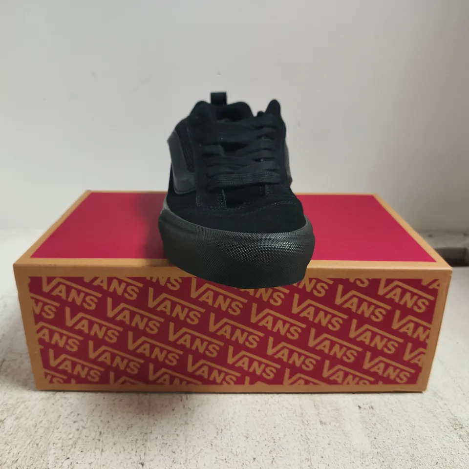 BOXED PAIR OF VANS KNU SKOOL TRAINERS IN BLACK SIZE UK 10