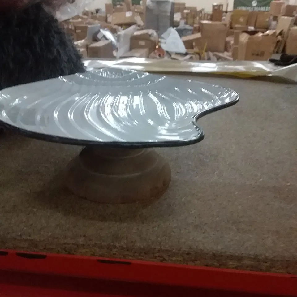 SHELL DISH ON STAND