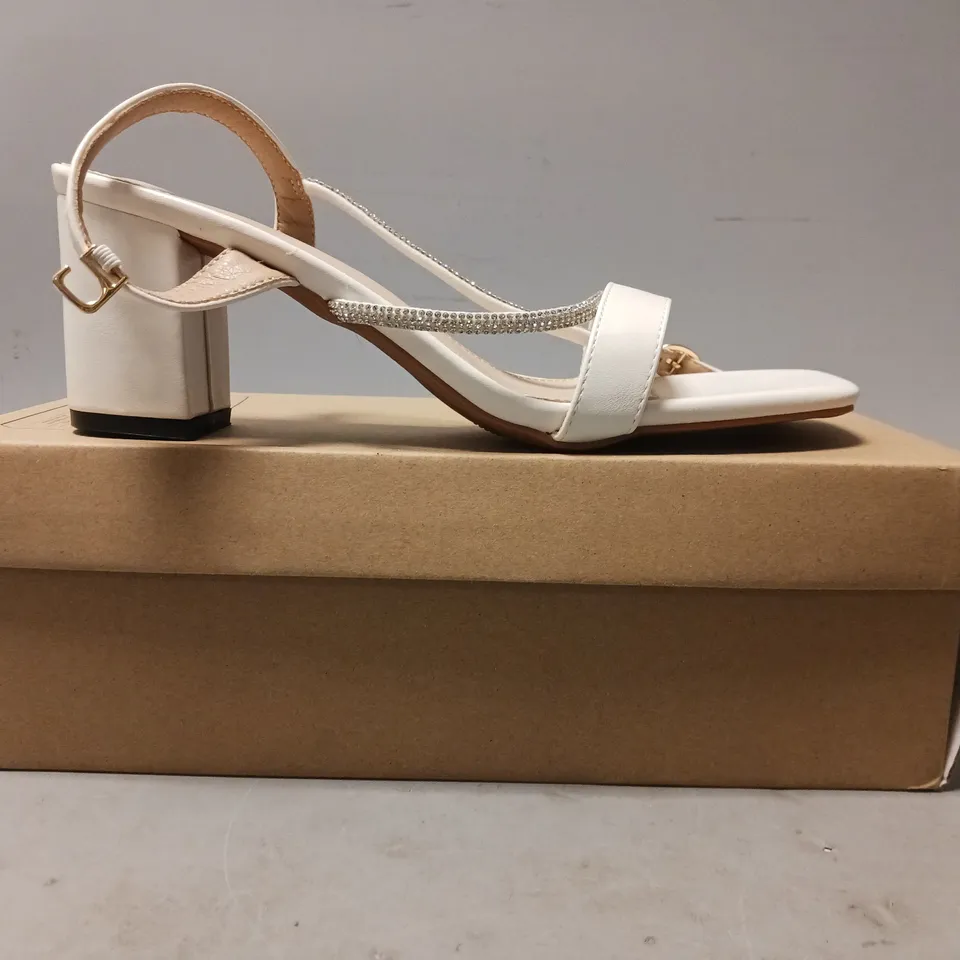 BOXED PAIR OF DESIGNER OPEN TOE BLOCK HEEL STRAPPY SANDALS IN WHITE W. JEWEL EFFECT EU SIZE 40